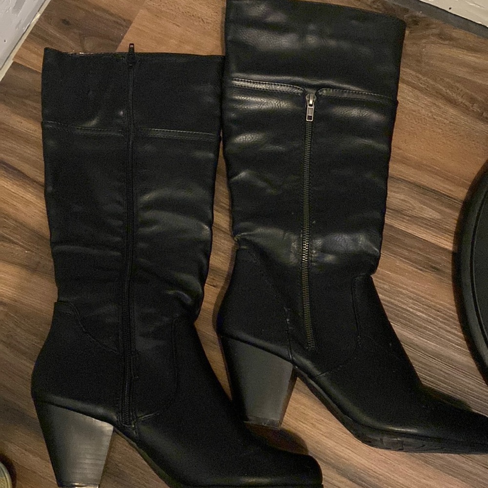 Black zip up boots Size 7-8